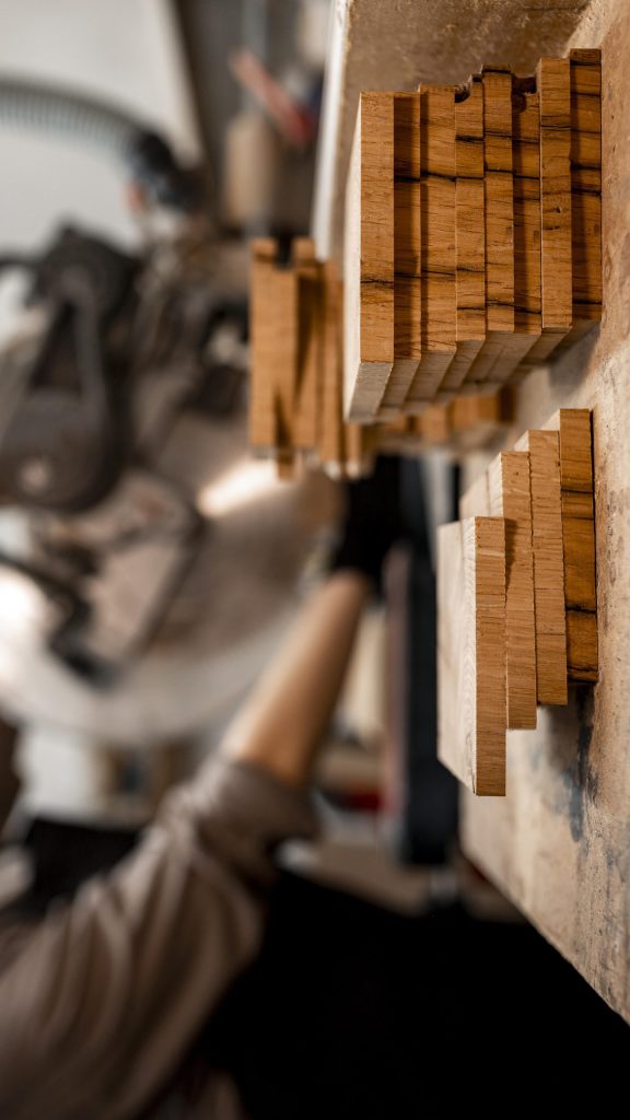 Proiecte 3 side view female carpenter studio using electric saw 1 scaled e1747414429149 Proiecte